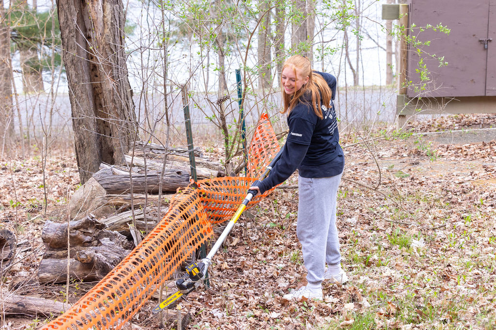 KC student volunteer working in yard